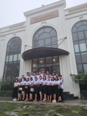 Logo ki niem ngay ra truong May Thanh Viet